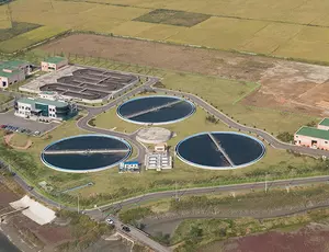 하늘에서 본 폐수처리시설 전경 – 정수지, 슬러지 처리 구역, 행정동 등으로 구성된 베올리아 코리아의 산업용 수처리 솔루션 사례.