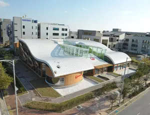 Front view of Veolia Korea’s ITTC (Integrated Technical Training Center) building, showcasing sustainable architectural design and green rooftop features.