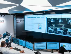 Veolia Hubgrade 스마트 모니터링 센터에서 AI 기반 실시간 수자원 및 에너지 관리 시스템을 운영하는 전문가들.