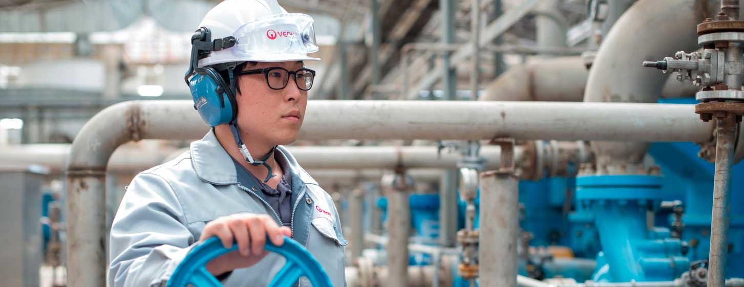Veolia Korea engineer operating an industrial water treatment valve in a facility. Optimizing water management and sustainability in South Korean industries.