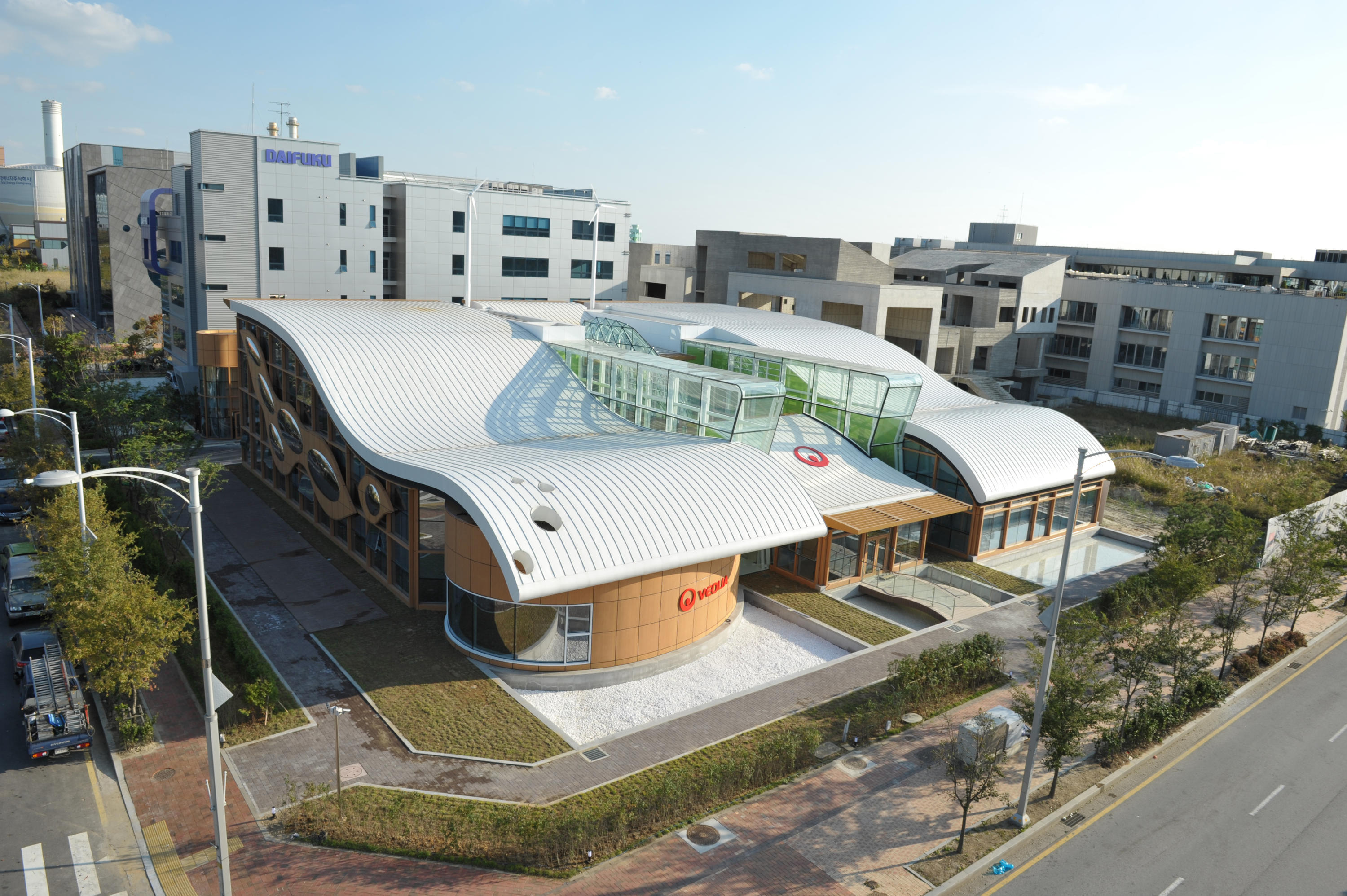비올리아 산업 기술 및 교육 센터(ITTC)의 외부 전경. 송도, 한국에 위치한 친환경 산업 서비스 센터.
