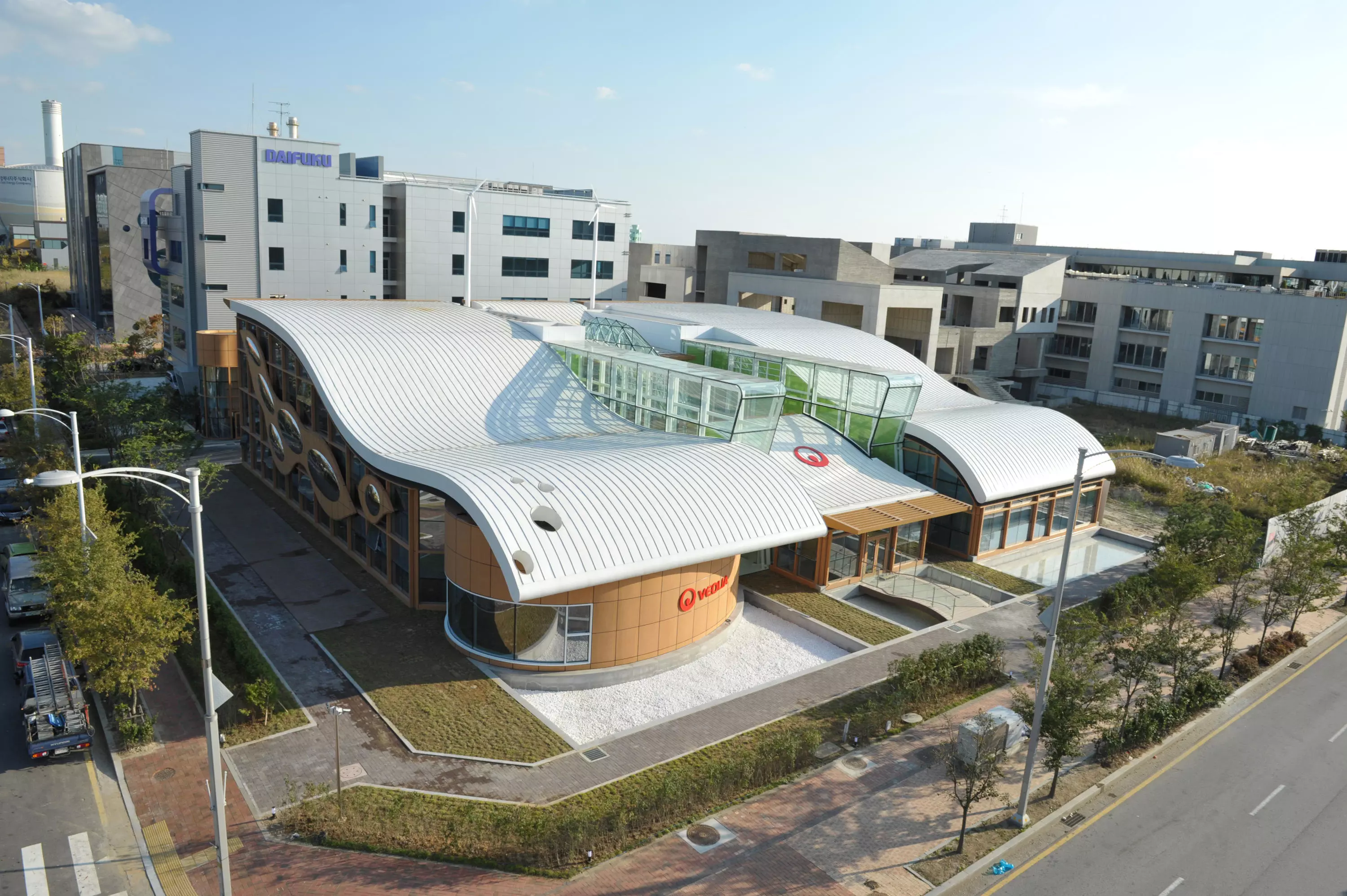 비올리아 산업 기술 및 교육 센터(ITTC)의 외부 전경. 송도, 한국에 위치한 친환경 산업 서비스 센터.