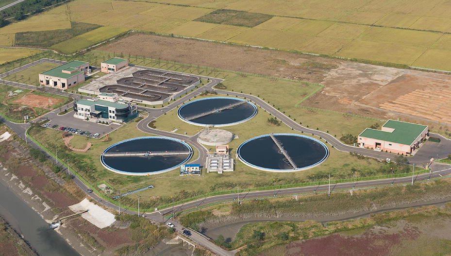 A view of the wastewater treatment facility from the sky - An example of Veolia Korea's industrial water treatment solution, consisting of purification tanks, sludge treatment areas, administrative buildings.