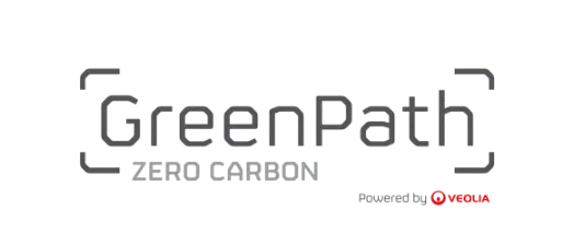 Veolia의 산업 탈탄소화 솔루션인 GreenPath Zero Carbon 로고. 'GreenPath Zero Carbon' 텍스트는 현대적인 디자인의 어두운 회색 글씨로 표시되며, 스타일화된 대괄호로 둘러싸여 있습니다