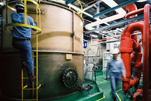 Industrial carbon capture process in South Korea – technician operating CCUS equipment in a petrochemical facility.